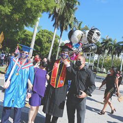 ATRONADORES APLAUSOS DEL PÚBLICO. UNA CEREMONIA CON HONORES Y CON LA PRESENCIA DE LOS PADRES EN LAS ESCUELAS LINCOLN-MARTÍ