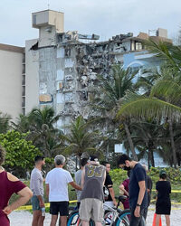 Escenas de dolor de los familiares frente al edificio