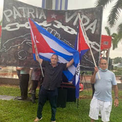 A GRITOS PIDEN LA RENUNCIA DE MIGUEL DÍAZ CANEL FRENTE AL MEMORIAL CUBANO DE MIAMI