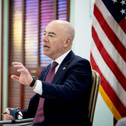 «LA CASA BLANCA HACE ESFUERZOS PARA APOYAR INTENTOS DE LIBERTAD EN CUBA”, DICE MAYORKAS