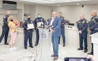 Dos héroes de la Policía logran salvarle la vida a un niño en Sweetwater