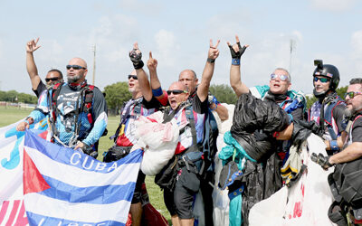 Las Águilas descendieron en paracaídas en Mausoleo