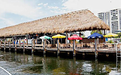 En bote llegan los comensales. La magia de saborear un buen menú de pescado a la orilla del río Miami