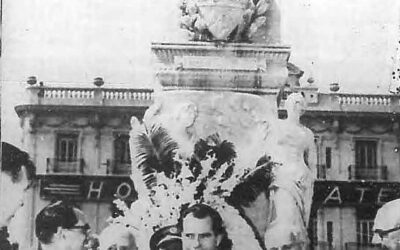 El Vicepresidente de los EE.UU. Richard Nixon prueba los zapatos cubanos