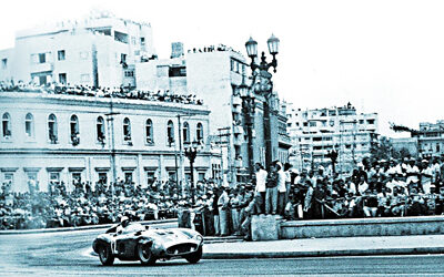 CIEN MIL PERSONAS EN LA TARDE DE CARRERAS. VÉRTIGO, EMOCIÓN Y HUMO