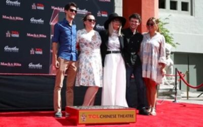 Diane Keaton inmortaliza sus huellas en el famoso Teatro Chino de Hollywood