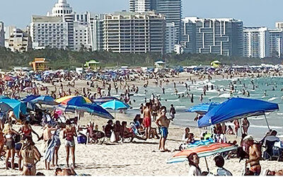 Un “Labor Day” a punta de Sol en las playas de Miami. La playa inundada de turistas y bañistas al terminar el verano￼￼ 