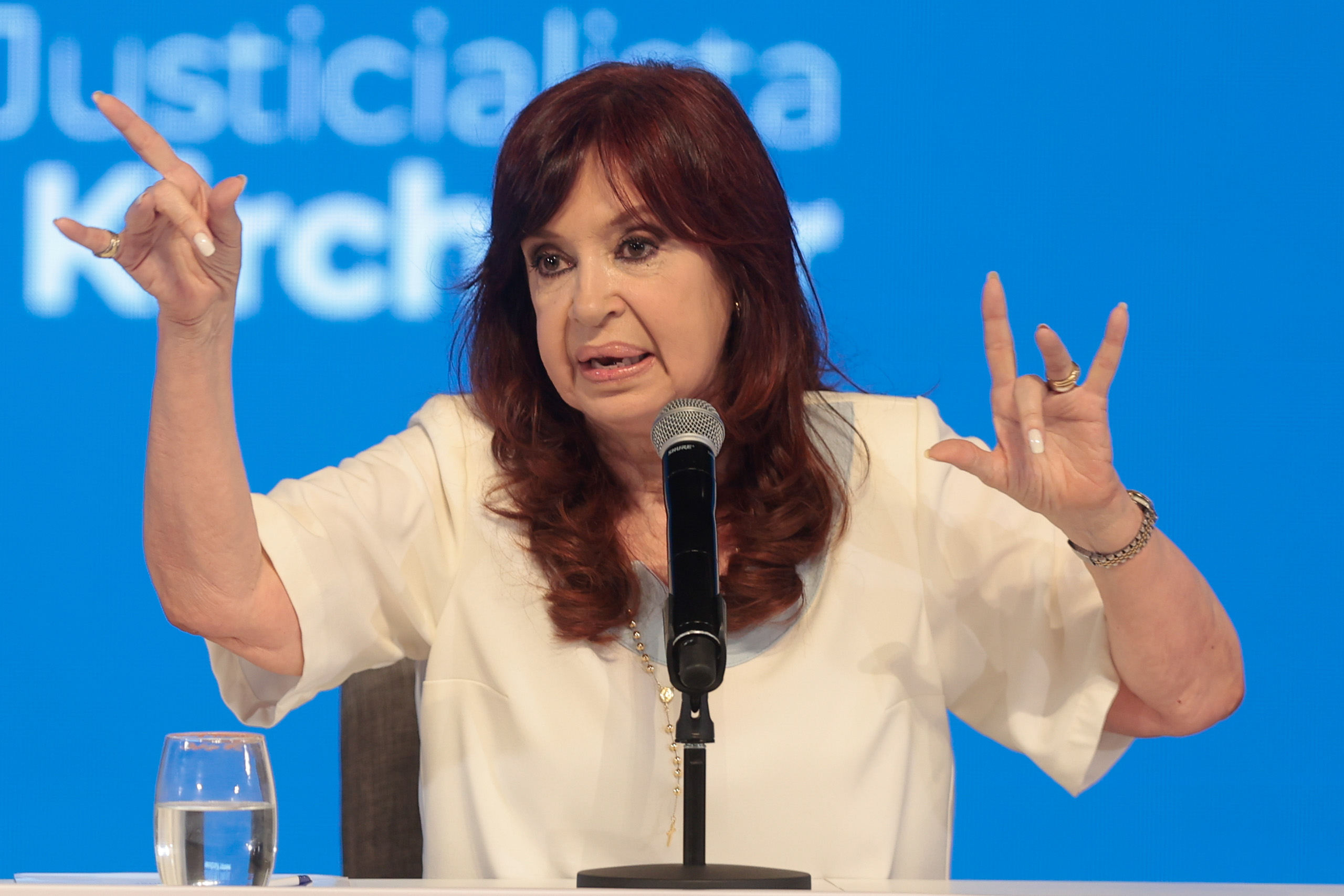 Cristina Fernández Cuestiona Al Presidente Argentino Y Defiende ...