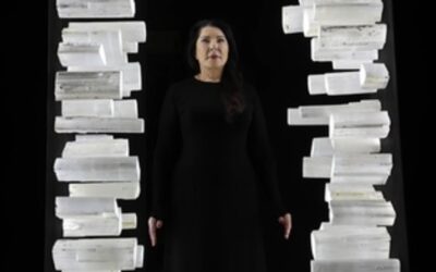 Una gran muestra de Marina Abramovic revela su espiritualidad e intensa conexión humana