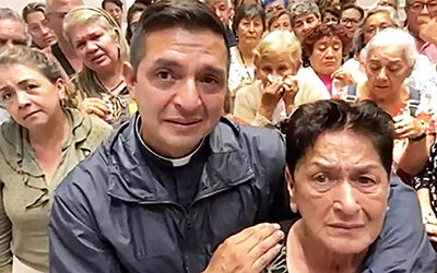 ﻿El Padre “Chucho” y sus 94 feligreses. ﻿ “Cada 20 segundos suenan las sirenas anunciando que hay feroces ataques de misiles”