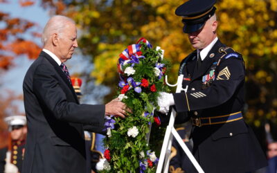 Joe Biden rinde honor a los veteranos, la «columna de acero» de Estados Unidos