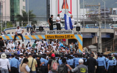 Opositores marchan en Honduras contra el Gobierno y oficialistas salen a defenderlo