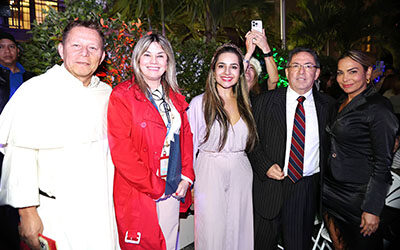 La pascua en el consulado de Colombia. Noche de las banderas de la paz alumbró en las Novenas de la Navidad