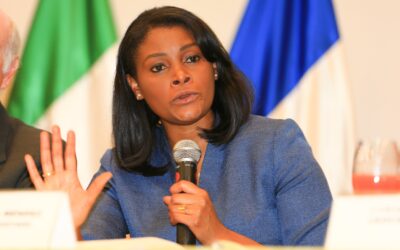 Fiscal de Ecuador vincula a ocho en caso de corrupción y denuncia un plan para asesinarla