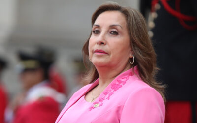 La presidenta de Perú es agredida y zarandeada durante una visita a la región de Ayacucho