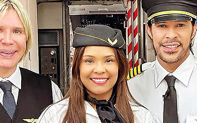 ﻿“Volando” le puso mucho amor a su negocio. ﻿Azafata sirve cafecito a bordo de un avión en tierra en Brickell