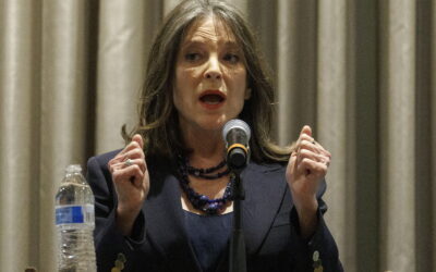La escritora Marianne Williamson abandona carrera por la nominación del Partido Demócrata
