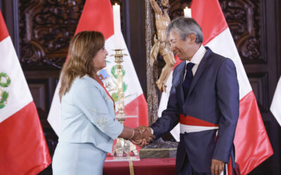 La presidenta de Perú cambia a cuatro ministros, entre ellos al de Economía y Finanzas