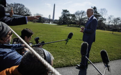 Biden dice que dos periodistas se irían de EE.UU. si Trump gana por miedo a ser procesados