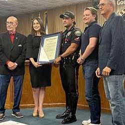 Presidió homenaje a un policía héroe. Natalie Milián eficaz en el emprendimiento de la ciudad de West Miami