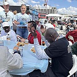 Les dieron una sorpresa en el “Easter Day”. A “cuerpo de rey” atendidas 2.000 personas de bajos recursos  