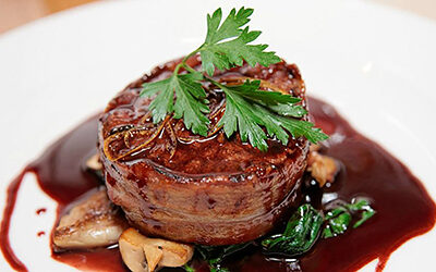 LIBRE EN LA MESA. REDONDO DE TERNERA CON SETAS AL OPORTO