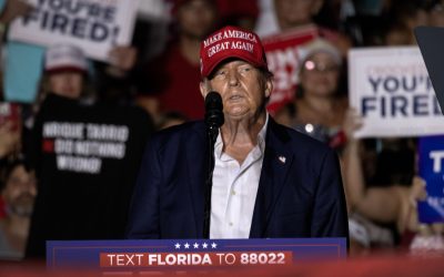 Trump hace escarnio de Biden en su primer mitin tras el debate