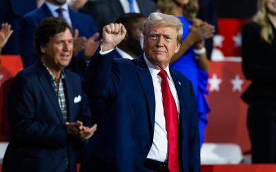 Trump reaparece con la oreja vendada ante los republicanos en Milwaukee