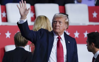 Trump dice que si no hubiera movido la cabeza estaría muerto, tras intento de asesinato