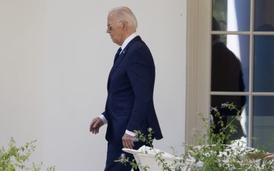 Crece la rebelión demócrata con trece congresistas que piden a Biden que «pase el testigo»