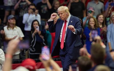 Trump lanza un ataque publicitario contra Kamala Harris tras la renuncia de Biden