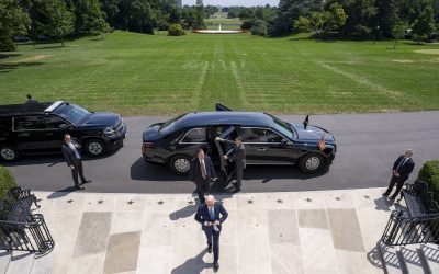 Biden aparece por primera vez en público después de poner fin a su campaña presidencial