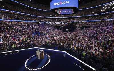 Hillary Clinton anima a Harris a romper el techo de cristal: «Este es nuestro momento»