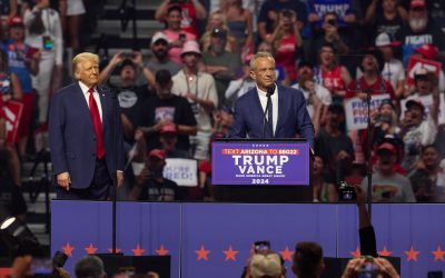 Donald Trump y Robert Kennedy Jr. comparten escenario por primera vez en campaña