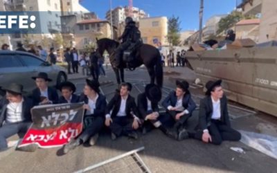 Una multitud de judíos ultraortodoxos protesta en Jerusalén contra el reclutamiento militar