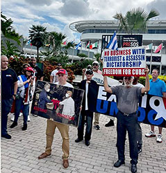 ﻿En pleno aeropuerto de Miami. ﻿Irreverente y desafiante la protesta de adeptos procomunistas