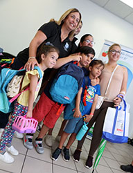 MÓNICA COLUCCI Y ROBERTO GONZÁLEZ. Inmensa felicidad: cientos de mochilas llegaron a las manos de los escolares 