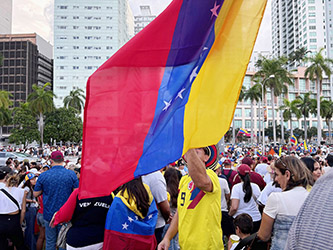 ﻿Opositores venezolanos estremecieron a Miami. ﻿Gigantesco mar de banderas en apoyo mundial a María Corina Machado