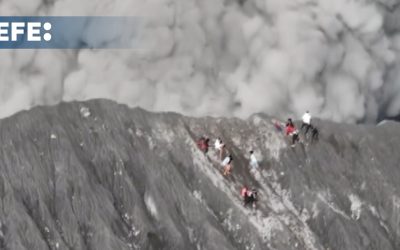 Escaladores logran escapar con vida de la espectacular erupción de un volcán indonesio