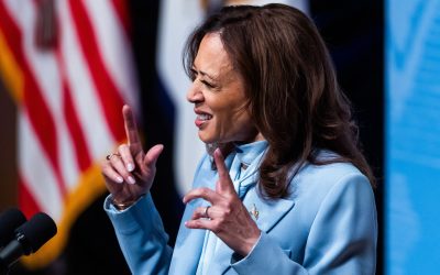 Kamala Harris cuenta que tiene un arma, en un evento de campaña con Oprah Winfrey