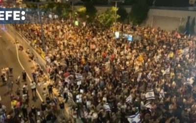 Manifestantes piden la dimisión de Netanyahu frente a sus residencias en Jerusalén y Cesáera