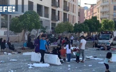 Cientos de personas acampan en las calles de Beirut tras huir de los ataques israelíes