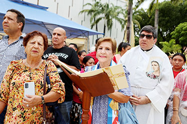 Desfile de fieles en La Ermita.  Las novenas inauguran los actos de celebración en honor a la Virgen de La Caridad