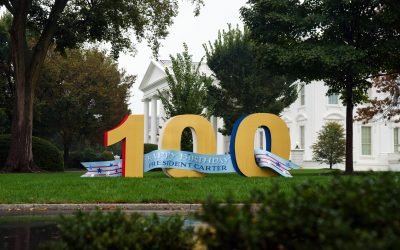 La Casa Blanca instala cartel con el número 100 para celebrar cumpleaños de Jimmy Carter