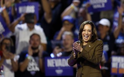 Kamala Harris propone que Medicare cubra gastos de cuidadores de mayores en el domicilio