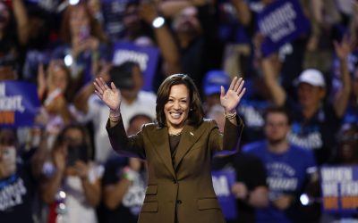 Harris se acerca a los votantes latinos indecisos sin comprometerse con los indocumentados