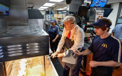 Trump cocina papas fritas en un McDonald’s y afirma que Harris nunca trabajó en uno