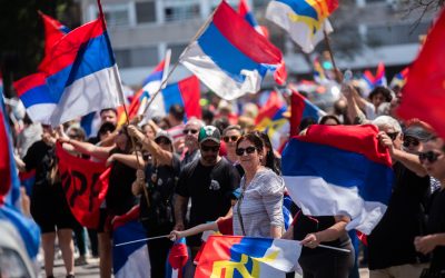 Flameando banderas al paso de sus caravanas, los militantes tiñen las calles de Montevideo