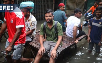 Fuertes lluvias inundan calles y paralizan la vida en la capital de Bangladés