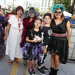 Un festejo en Ponce de León. El Día de los Muertos definitivamente ya es una gran fiesta de Miami